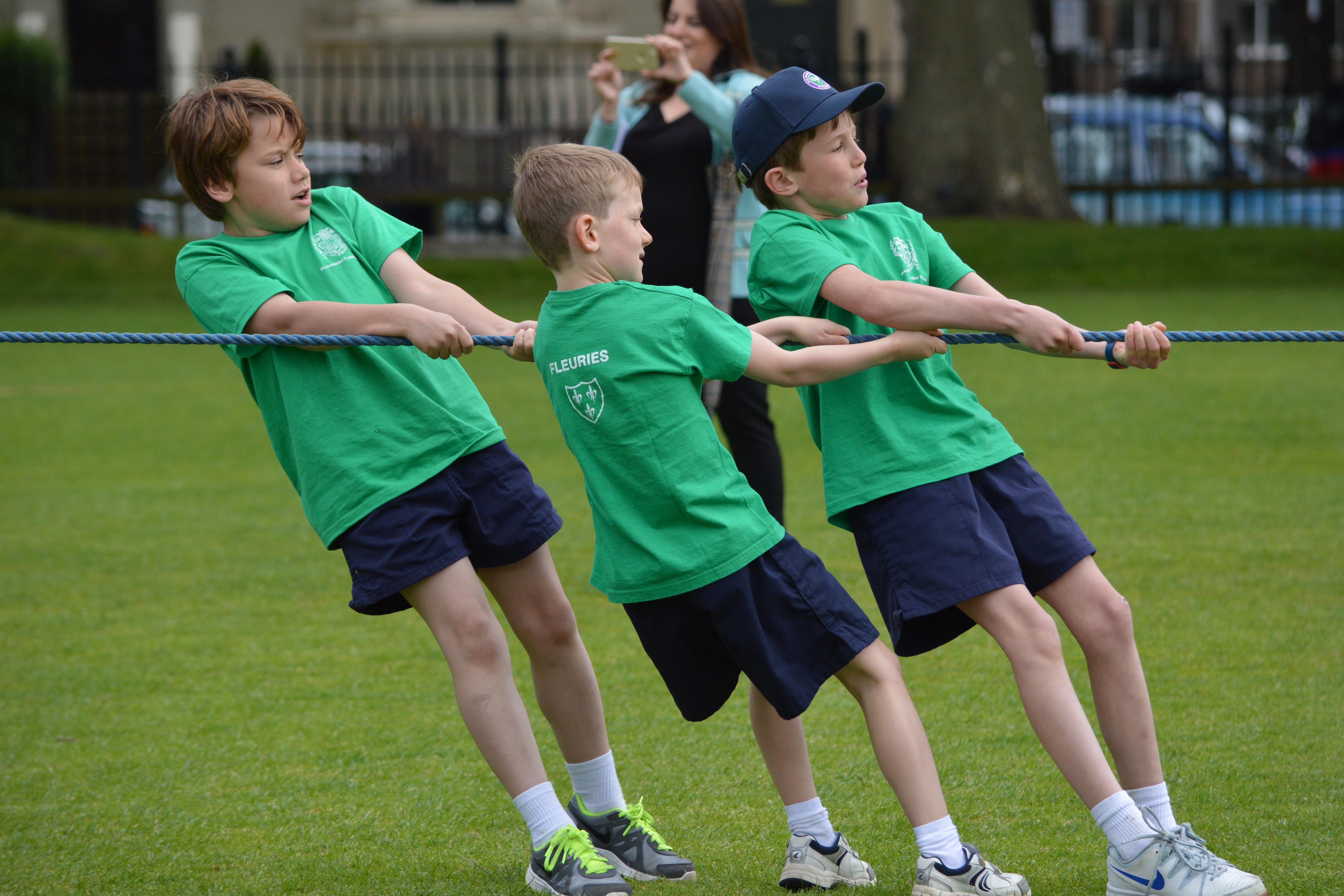 Какой спорт популярен в великобритании. Спорт в британских школах. Дети в спортивной форме. Спорт в школах Англии. Детский спорт в Великобритании.